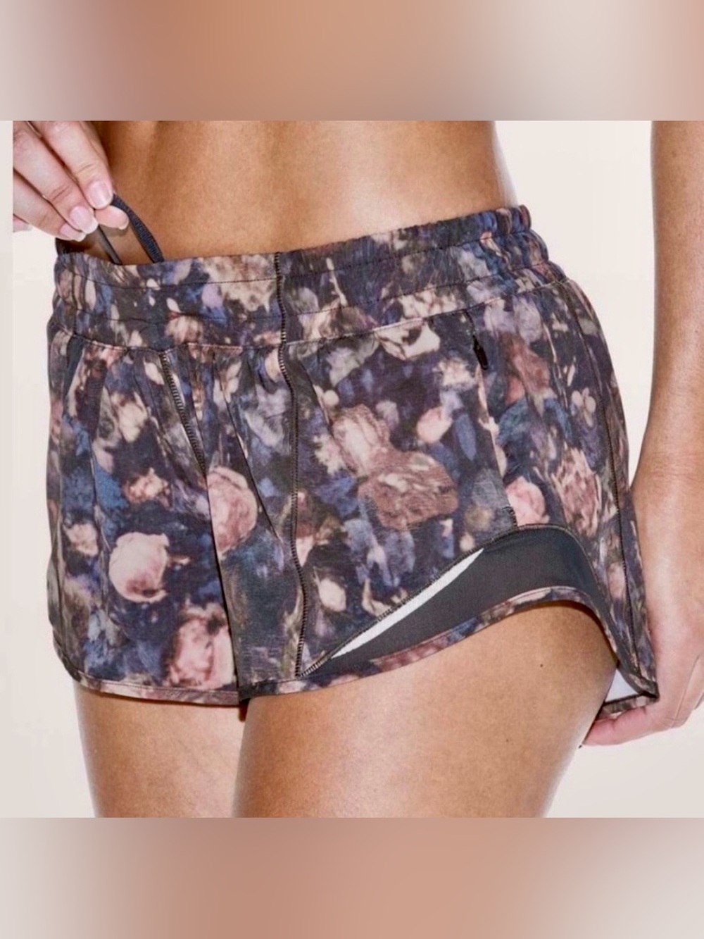 RARE Lululemon Hotty Hot Short II *2.5"
Frosted Rose Multi / Melanite • Size 6